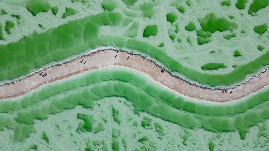 在茫崖翡翠湖，感受大自然神奇的色彩